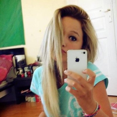 L'amour est une faiblesse, la haine une force_ * follow me je te follow back. shza,clém