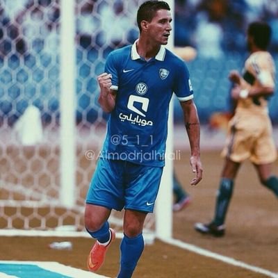 ‏عاشق لنادي الهلال. ‏​انا الابيض اذا غيري تلون 
وانا هلالي لو مَ تعرفوني 
وانا العاقل اذا عشقي تفنن
وانا المجنون و الابيض جنوني

#الهلال