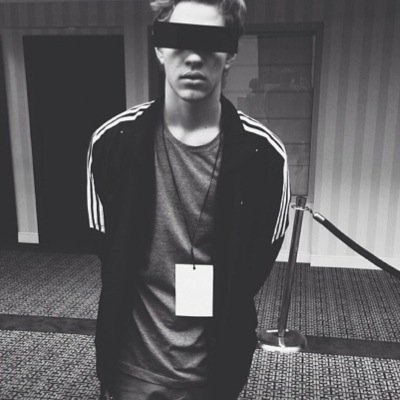 •2/4 4 guys burgers and fries + SDK acc• Tweet me the word doodlefuck if you see this.