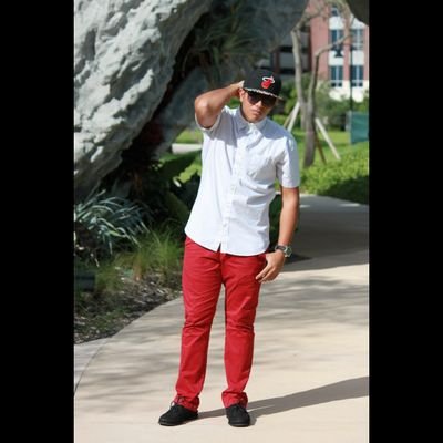 colombiano Amante a la musica urbana mi primer sencillo lo pueden escuchar en mi página de YouTube entra ya y búscalo.  tu sonrisa - Flow Alda
