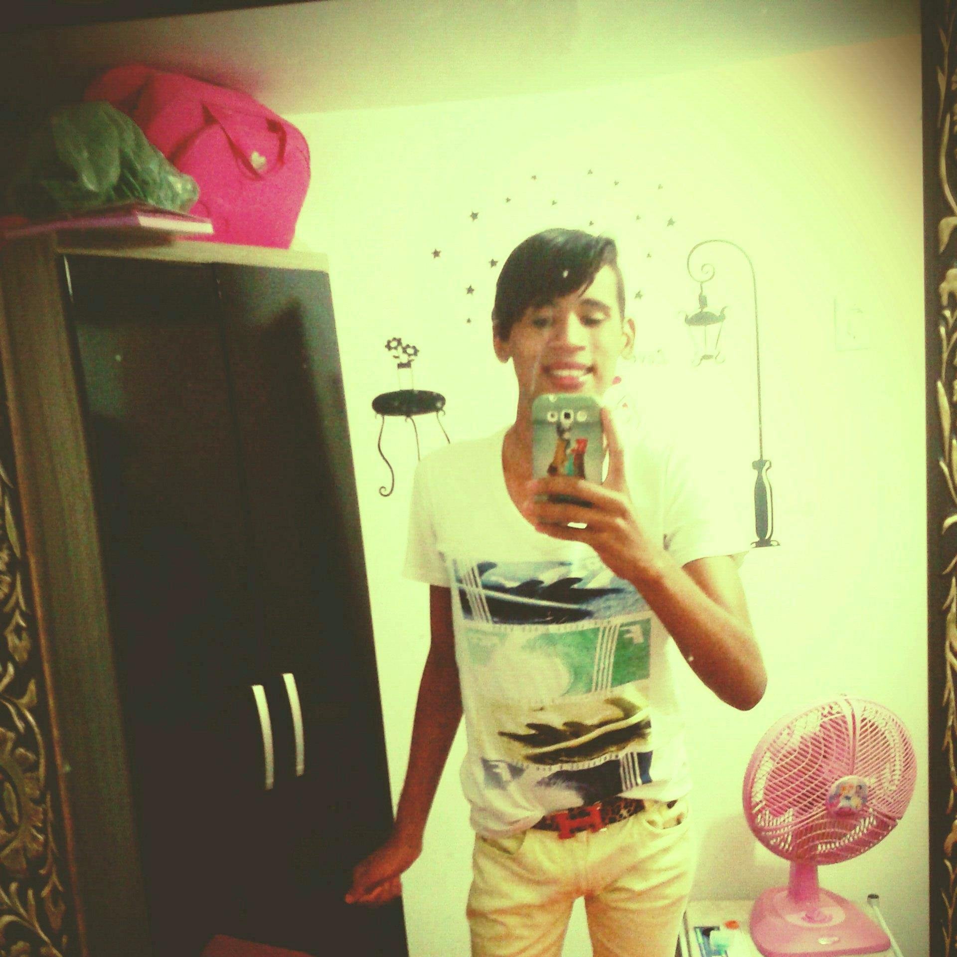I love to meet new people and make friends'm cool ..