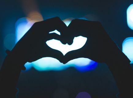 زوجة أروع رجل وأم لأعذب اربعة اطفال و طالبة جامعيه تسعى إلى الرقي بنفسها وأسرتها♥يارب أرزقني رضا امي وأبي فترضى عني يا كريم♥
