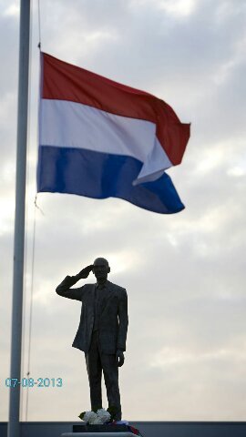 Hollander..,gelooft niet meer in toeval,bekijkt de democratie met argusogen sinds 6mei'02.