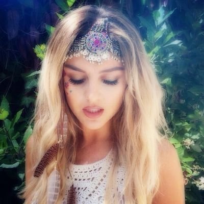 I didn't think anyone noticed me. |Leim| Kylie| Lauren my sister❤| Rydel