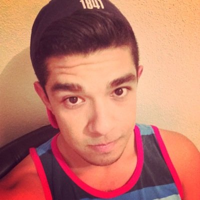 Extrvertido. dinamico.buen amigo. super fiestero. y sobretodo SOLTERO jejej.