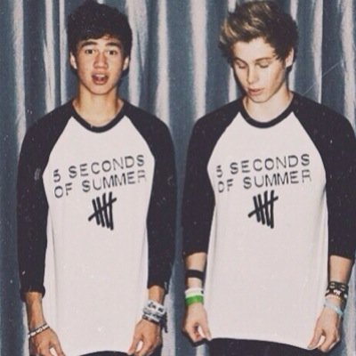hi i gave u this free follow so pls go follow @ashtonirwilly or i unfollow oops