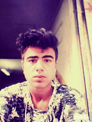 kulaklığı olmadan kendini yarım hisseden, yabancı müziklerle kafayı bozmuş, patenci bir çocuğun biosunu okuyorsunuz. istanbul/sultangazi