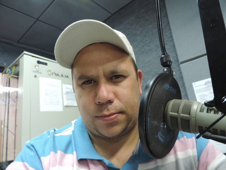 Sou Locutor da Rádio Najuá FM e apresentador na TVI - Apresento o Programa BODEGA DA ALEGRIA...Valew!!!!!!!!