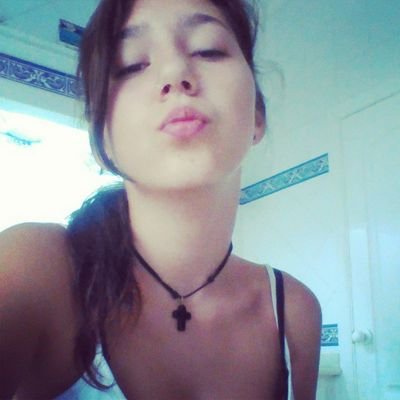 Vivo mi vida feliiz y cn la jente que verdaderamente me importa :)