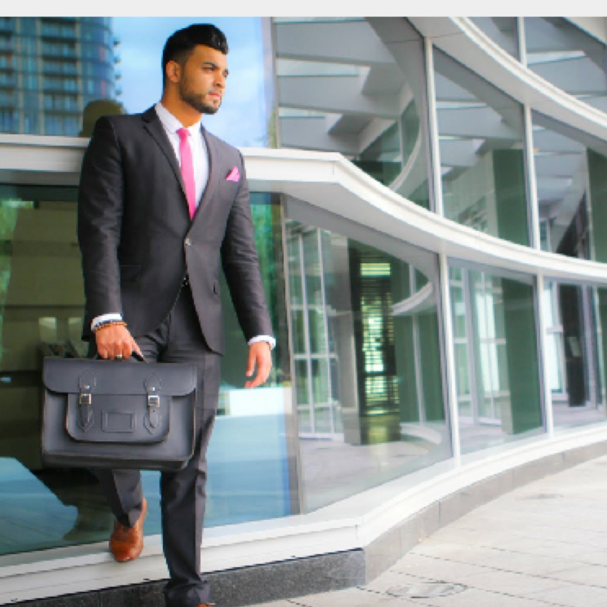 BA Business commercial law |Member of the London Fight Factory|Passion for business, MMA, traveling and music |Support my boy saliqueworld |insta: rummel1988