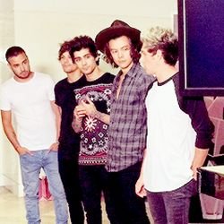 CHECK MY PREVIOUS TWEETS BEAUTIFUL THEY'RE IMPORTANT ☺x
I'm @hxymar btw
a follow would be cool too x