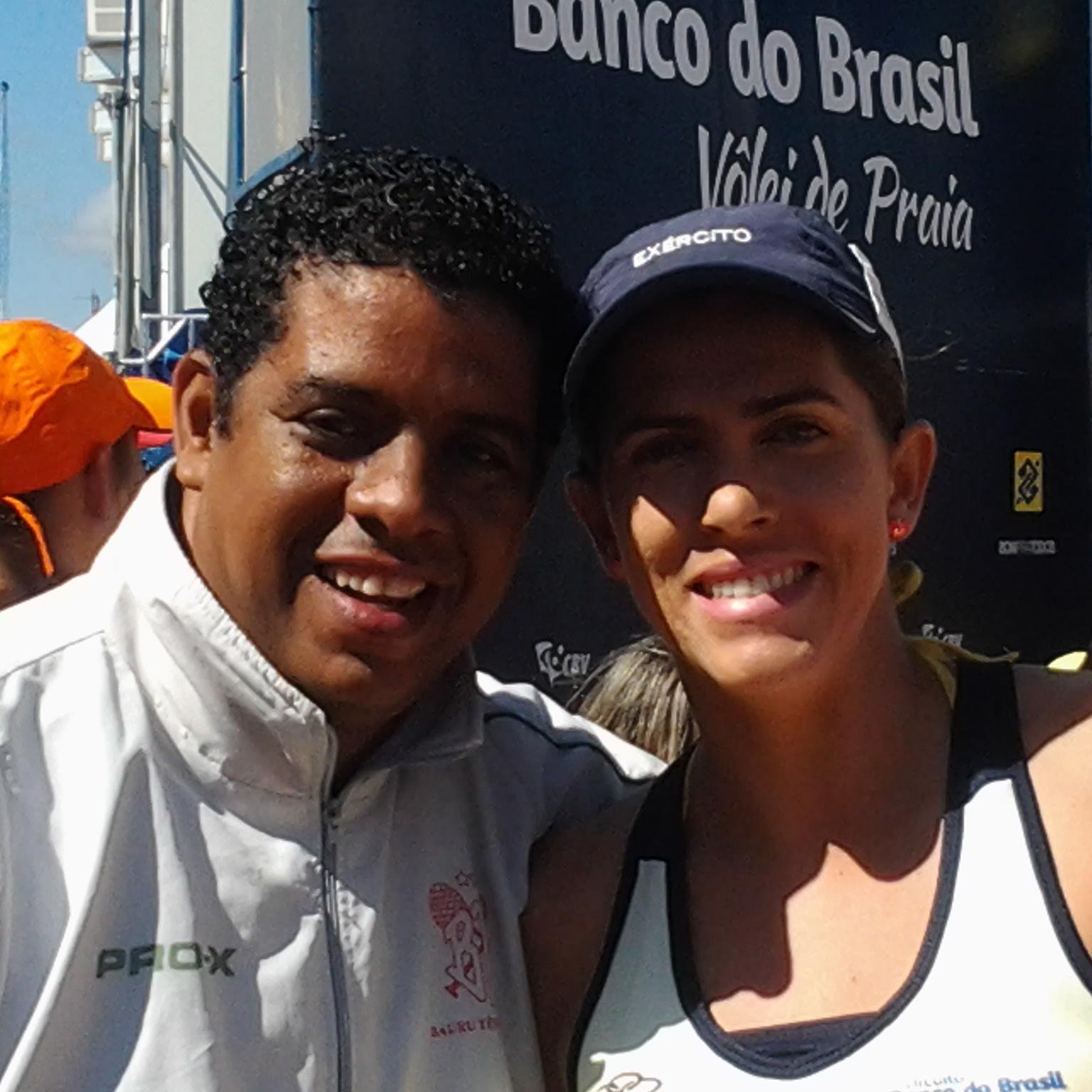 Sou fisioterapeuta,amo minha profissão,noivei   ,tenho o meu consultorio,estou treinando boxe e receberei uma premiação destaque empresarial,fui jornaleiro.