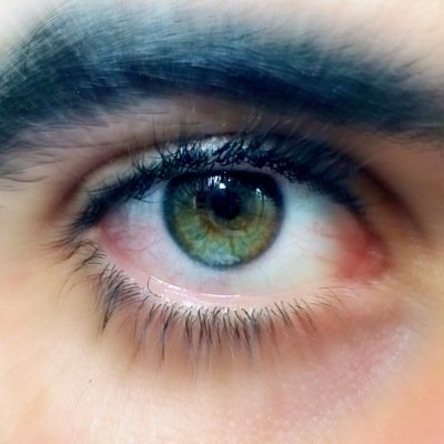 RARO... no tengo otra palabra para describirme... soy RARO... xD no encontrarás a ninguno como yo, y si lo haces... avísame ;)