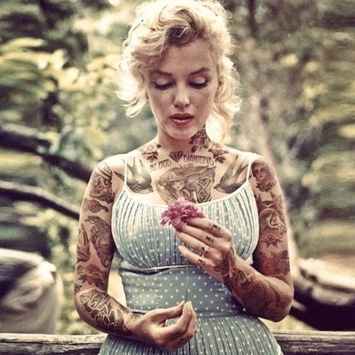 Défend la grève générale en robe vintage, a un avis sur tout, enseigne l’histoire-géo à ses heures perdues. Écrit des romans. Féministe et mère indigne.