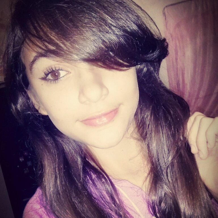 amo cantar ....teclado e minha paixao vivo pra musica,compositora nas horas vagas,e poeta...nerd sempre...^^ [l.r]