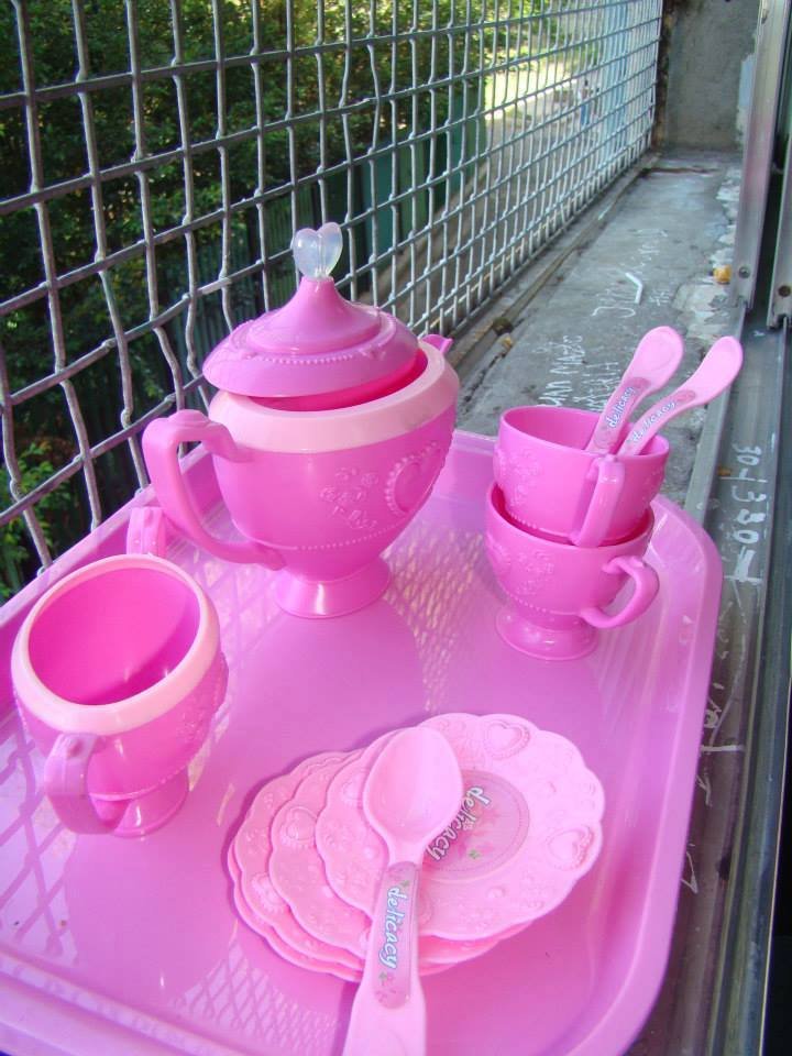 es una pequeña trampa de color rosa, donde se le entrega el hogar y las actividades repetitivas y cotidianas , como único punto de superación de la mujer.