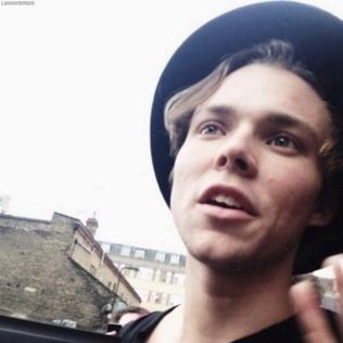 ❁ Free follow from @greendayashton so follow me there and i promise i'll follow you back. I love ya ❁