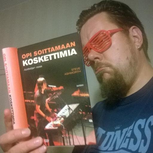 IT / Musiikki/ Rumpulointi/ Syntsalointi / Politikointi. Kirjoitan kuulemma hirveän fiksuja. En usko.