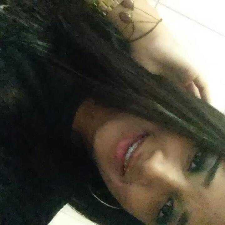 Mineira, estudante, pisciana, sensível, preguiçosa, feliz, chocolatra, amiga, viciada em internet e vivo pelo Cruzeiro s2s2