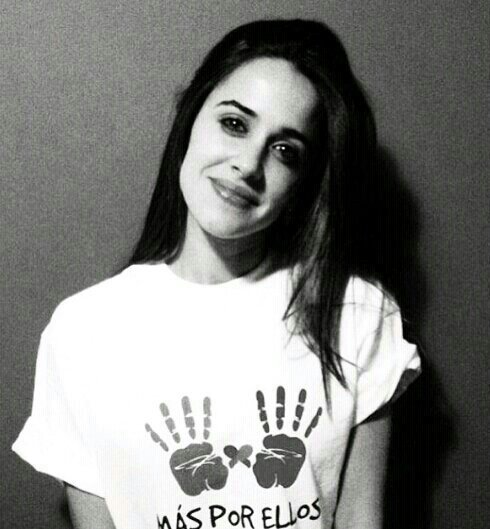 18.Me internaron tras haber sufrido una gran depresion por la muerte de mi hermano. Desde entonces no he vuelto a ser la misma. Mejor amiga Mireia.