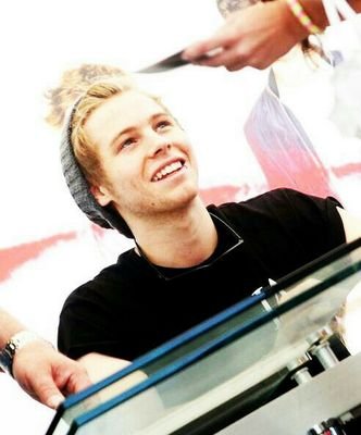 ♥ 5sosFam ♥ Directioner ♥ Alien ♥ Forever ♥