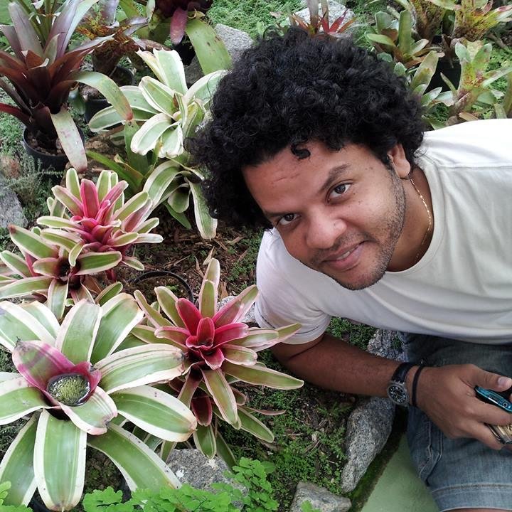 Performer, músic, percussionista, dançarino, aprendiz da maestria na cultura popular, terapeuta e articulador social