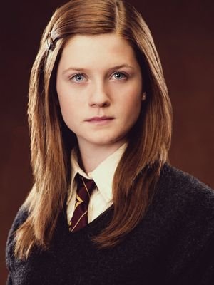 La menor de los hijos de Arthur Weasley y Molly Weasley y la primera hija mujer en la familia Weasley en muchos siglos.