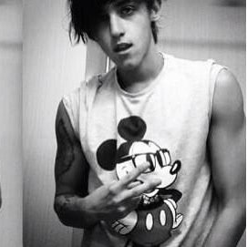 The life of a fangirl. Popping traces since 1993. Beau/5 + Mariam. Maz follows my personal