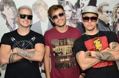 Flyer até depois do Fim.Amo mais do que tudo.Paulo,Caique e Nathan minhas vidas amooo mt eles.Eu escolhi voar com a Banda FLY ♥♡♥♡♥♡