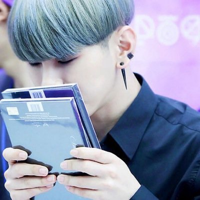 JinYoung, eres un gran papá. Hermano: El feo de Kris ~ Lema: Sólo existiría Manuela sin nosotros. ¡Presidente uke! —en las sombras—.