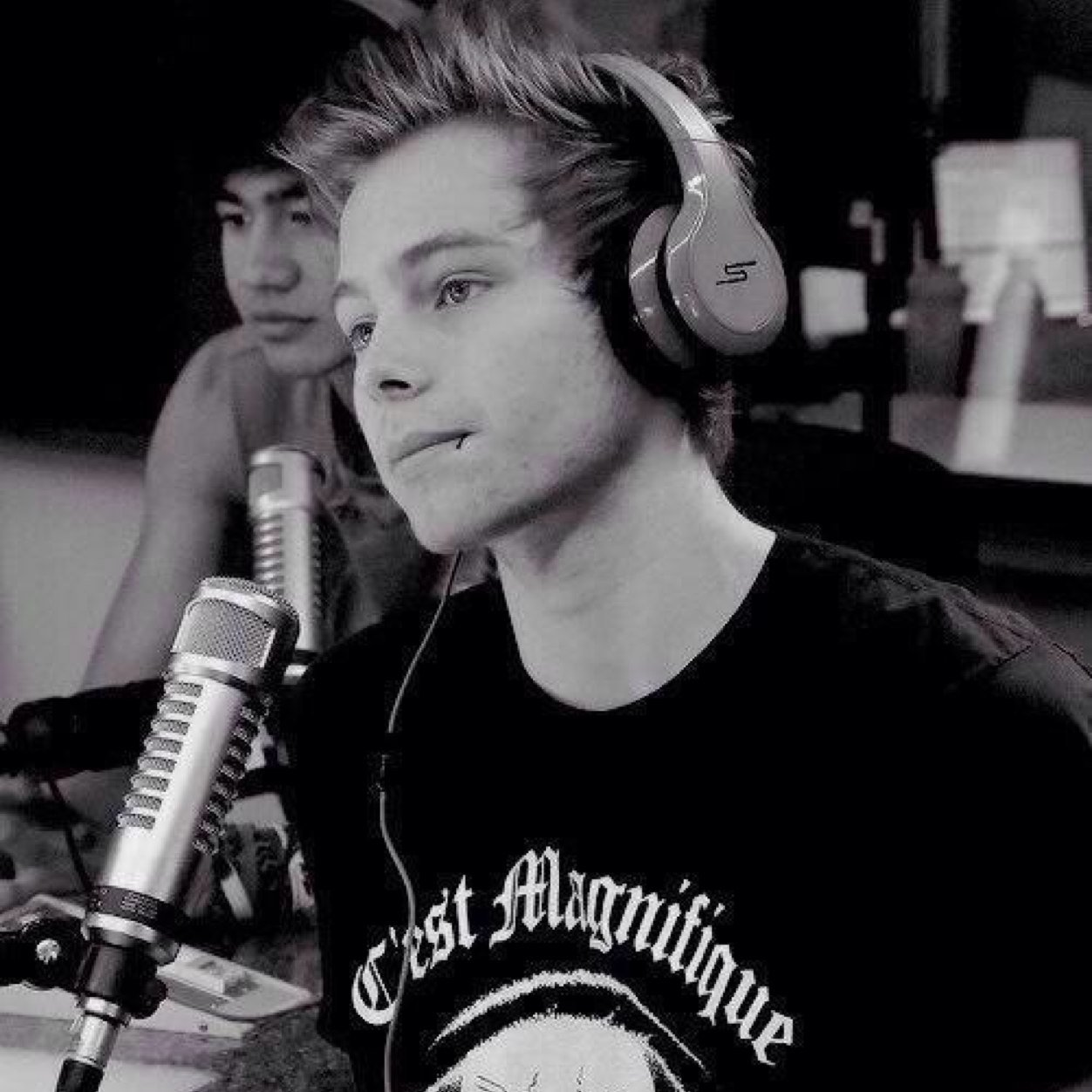 November 9th, 2013. LHR. I missed the chance of meeting 5SOS when I was about to leave London. One hour late, gutted.