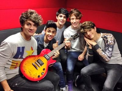 Hello✌ my name is Fernanda I have 15❤ years and am 100% directioner I live in mexico, I love the arts and music is my passion ;).. Follow me in @Corzo20001D