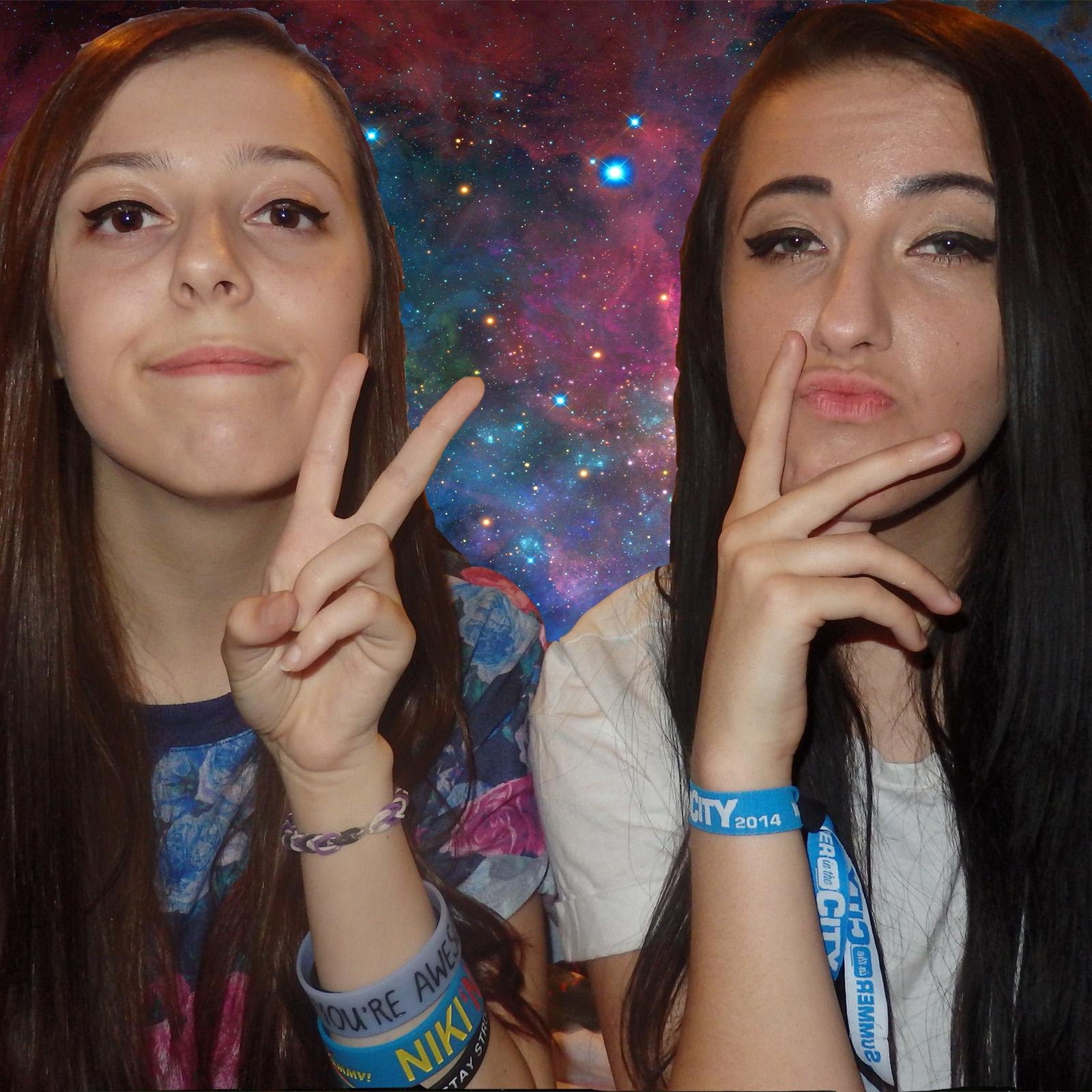 Two girls making videos | 16 | Youtube 
Twitter(s): @thatgirlsophie_ @awkwardkirsty_   Business Enquiries: sophieandkirsty0@gmail.com