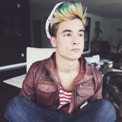 GO FOLLOW @akwardlyo2l BC SHE GVE YOU A FREE FOLLOW K? K!