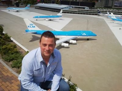 Sociaal levensgenieter. Vooral passief sportliefhebber. Zelfstandig sales manager. Kempenzoon.