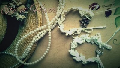 ハンドメイドでレース編みのアクセサリー、コラージュ雑貨、ビーズ刺繍、布花アクセサリー、その他色々な物を作成しています。