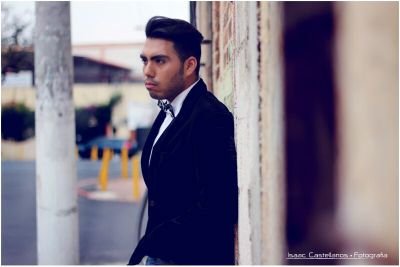 Cantante/Actor/Productor Disfruto de lo bueno, aprendo de lo malo, amo sin medida  y doy hasta  lo que no tengo.