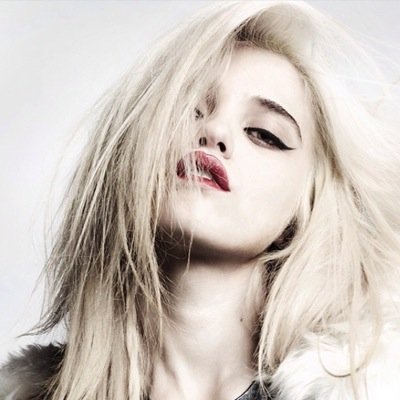 follow @ultrahes please she's trying to reach her goal !! :-)