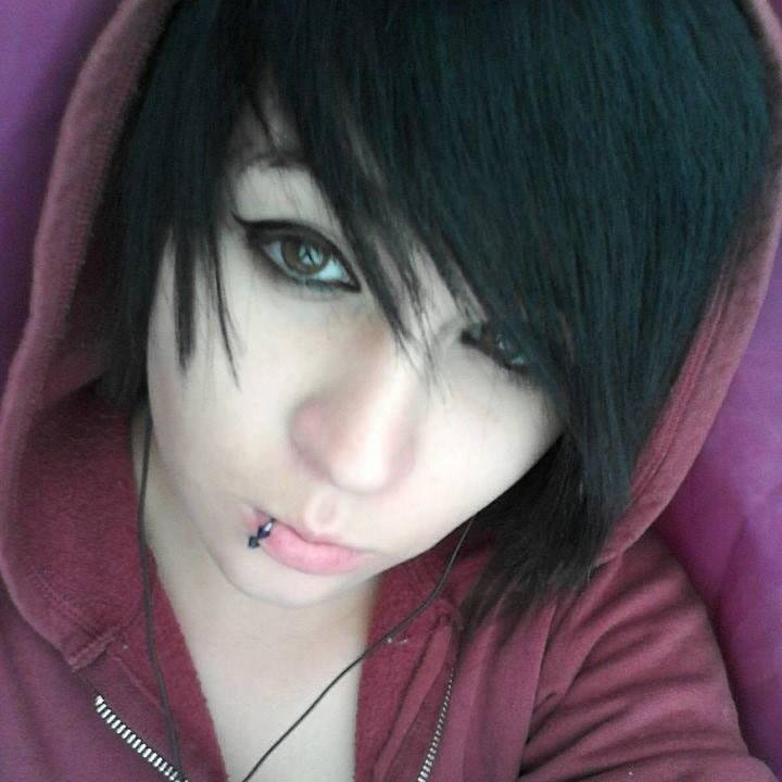 Hellena_Eymow's profile picture. metalcore music | single | half-breed | 1994