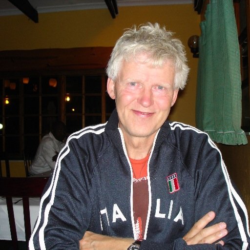 Met Diet, twee dochters. Filosoof (esthetica en wijsgerig manusje van alles), auteur van o.a. 'Dilemma's' en 'Wat doet die rode vlek daar linksboven?'.