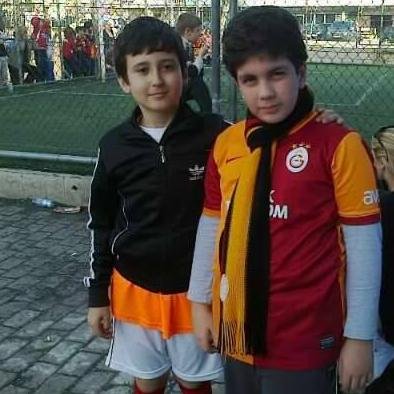 Futbolcu,Galatasaraylı,Sporcu,Dansçı ve   Aynı zamandada origami sanatçısıyım
