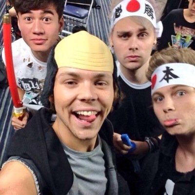 I ❤️Luke;) you like 5sos?
   Follow me!