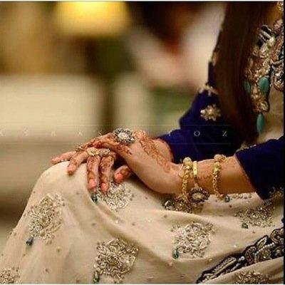 اقليل من يفهمني وقليل من ارتاح لهم
 ولا جاحه لي بكثره العلاقات