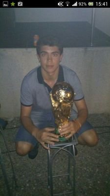 Un pucelano apasionado a la buena vida y a la fiesta, vividor y soñador del fútbol sala, seguidor del Valencia y del Real Valladolid
