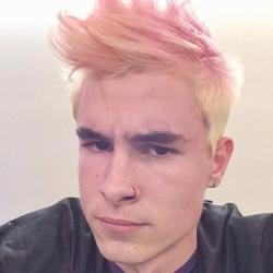 Obsessed with youtubers and yet i'm never noticed by any of them  ✯ i can live happily knowing i have just one 1/6 ☺