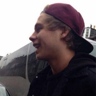 follow @907lrh bc she gave u this free follow!