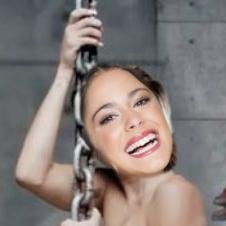 amo a miley cyrus , selena gomez, bella thorne , laura marano, lady gaga y katty perry odio a martina . es una fea  pristituta que en el futuro sera orrenda