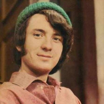 'Ello there! 'M Michael Nesmith(Blessing) remember, th' tall one with th' hat 'n guitar? Yup, th's me!