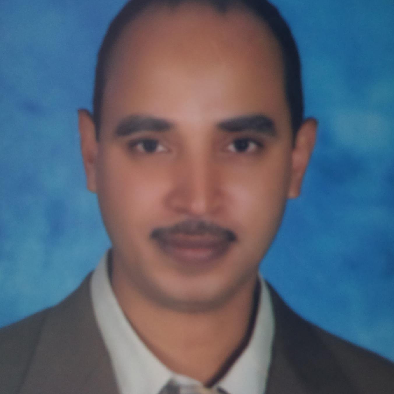 عاشق لفن الخط العربى خطاط ومزخرف رسام