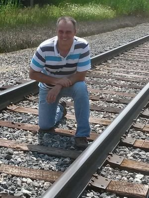 23yr sev.TBI survivr-turned-published author/motiv.spkr,writng globetrotter,linguistic 
Houdini,sportsNut,umpire extreme, karaoki hack, air guitrPro & FFB CHAMP
